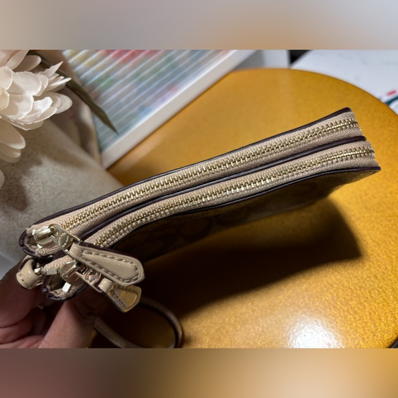 Coach Doble Cornee Zip Wristlet-like new 🛍️ - Picture 3 of 8